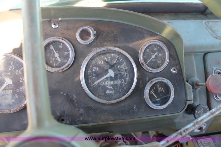 image for item J1421 1972 Mack R685 semi truck