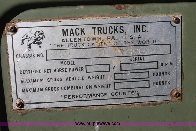 image for item J1421 1972 Mack R685 semi truck