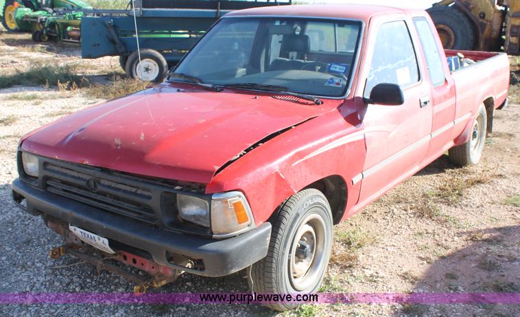 image for item J1425 1991 Toyota Xtracab pickup truck