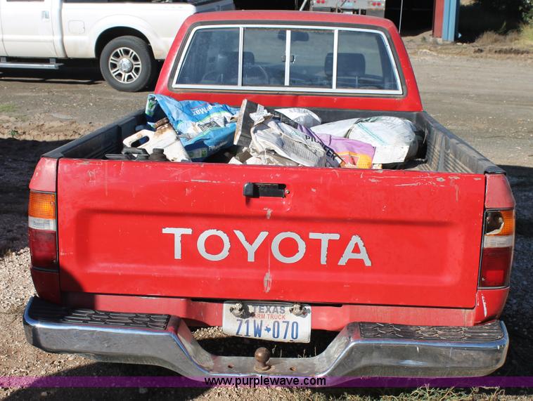 image for item J1425 1991 Toyota Xtracab pickup truck
