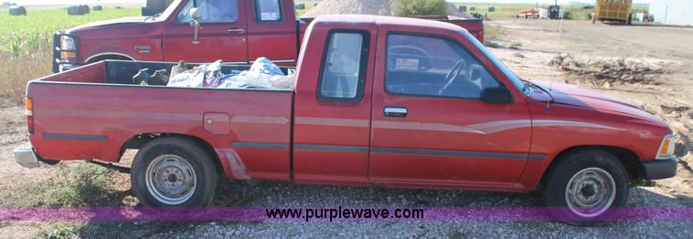 image for item J1425 1991 Toyota Xtracab pickup truck