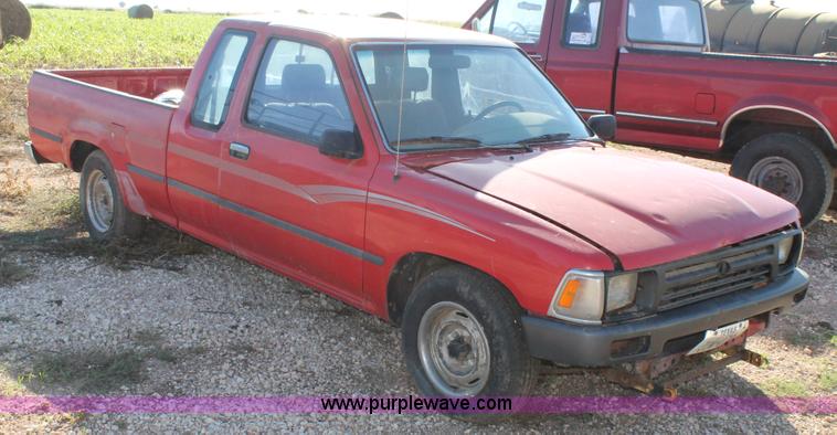 image for item J1425 1991 Toyota Xtracab pickup truck