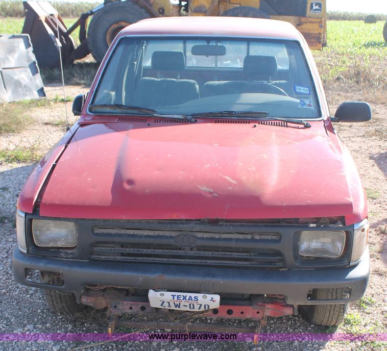 image for item J1425 1991 Toyota Xtracab pickup truck