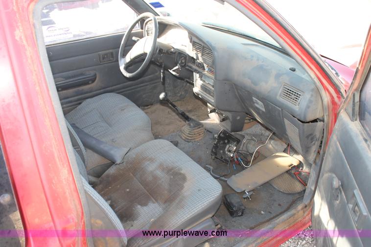 image for item J1425 1991 Toyota Xtracab pickup truck