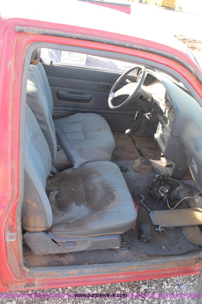 image for item J1425 1991 Toyota Xtracab pickup truck
