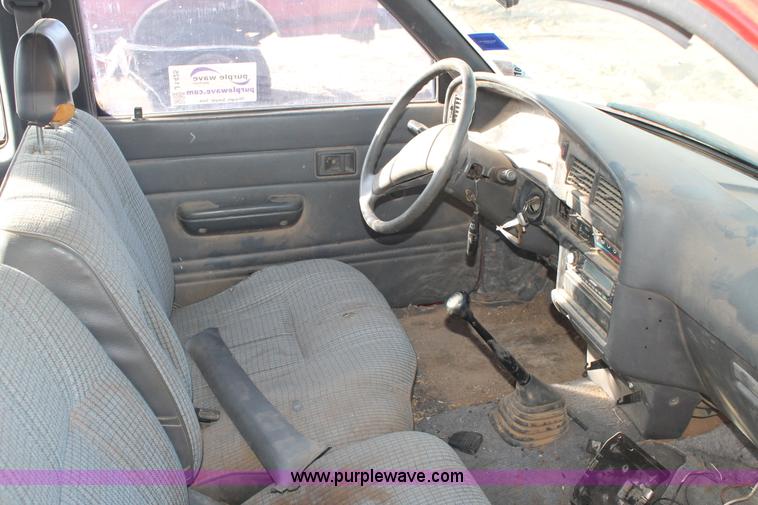 image for item J1425 1991 Toyota Xtracab pickup truck