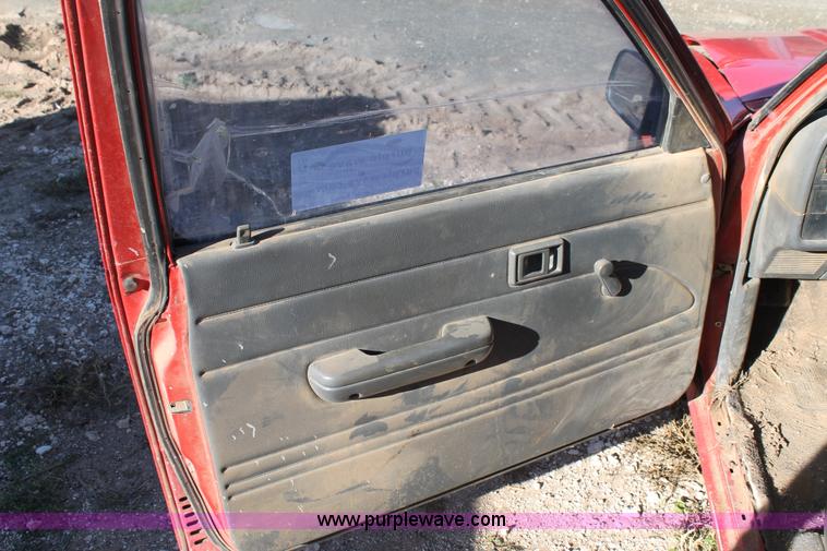 image for item J1425 1991 Toyota Xtracab pickup truck