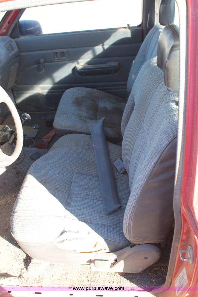 image for item J1425 1991 Toyota Xtracab pickup truck