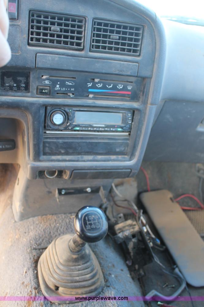 image for item J1425 1991 Toyota Xtracab pickup truck