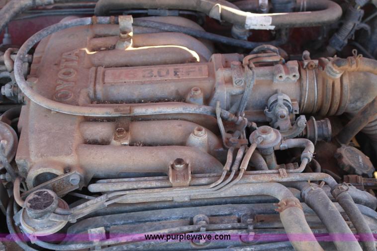 image for item J1425 1991 Toyota Xtracab pickup truck