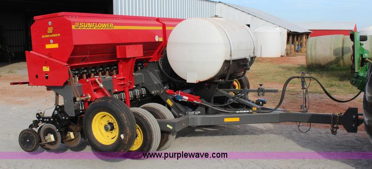 image for item J4303 2015 Sunflower 9413 grain drill