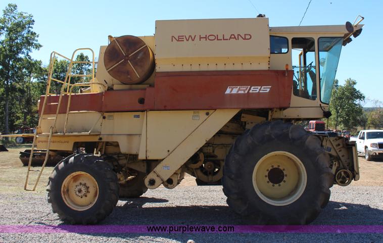 image for item J4314 1982 New Holland TR85 RWA combine