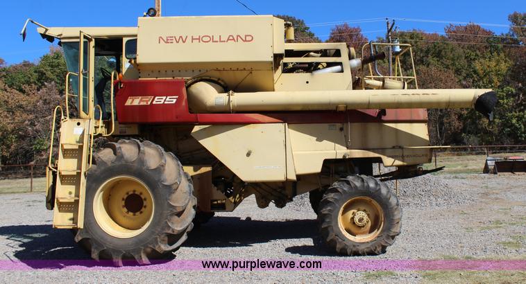 image for item J4314 1982 New Holland TR85 RWA combine