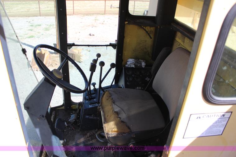 image for item J4314 1982 New Holland TR85 RWA combine