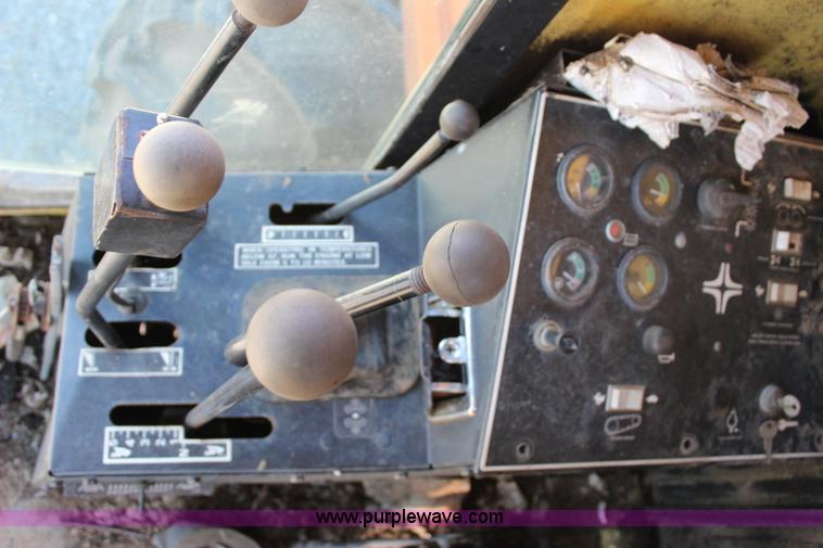 image for item J4314 1982 New Holland TR85 RWA combine