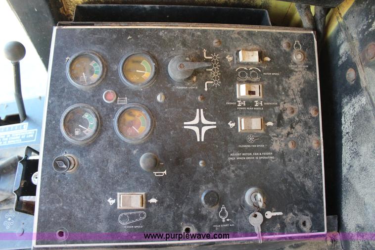 image for item J4314 1982 New Holland TR85 RWA combine