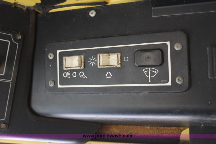 image for item J4314 1982 New Holland TR85 RWA combine