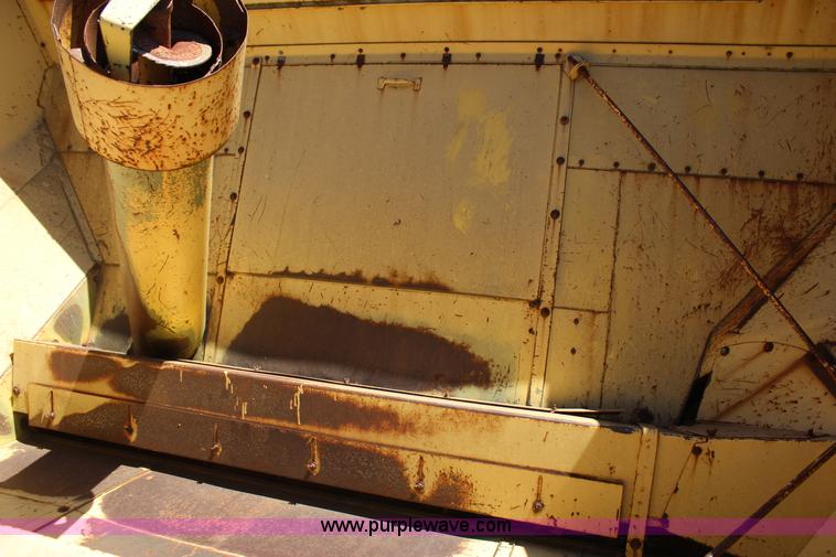 image for item J4314 1982 New Holland TR85 RWA combine