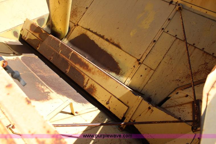 image for item J4314 1982 New Holland TR85 RWA combine