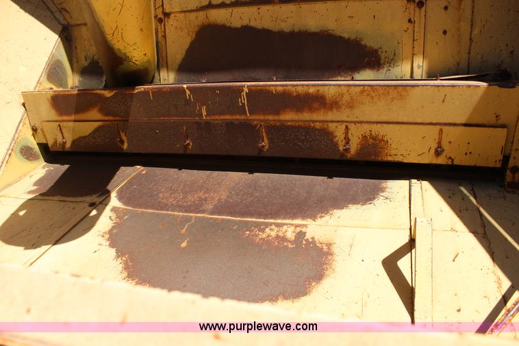 image for item J4314 1982 New Holland TR85 RWA combine