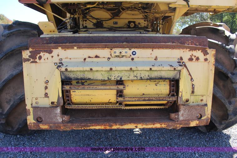 image for item J4314 1982 New Holland TR85 RWA combine