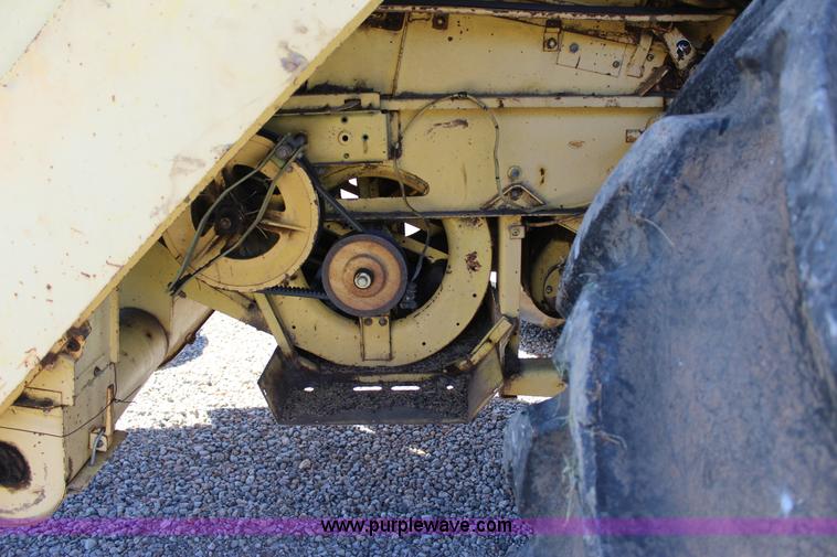 image for item J4314 1982 New Holland TR85 RWA combine