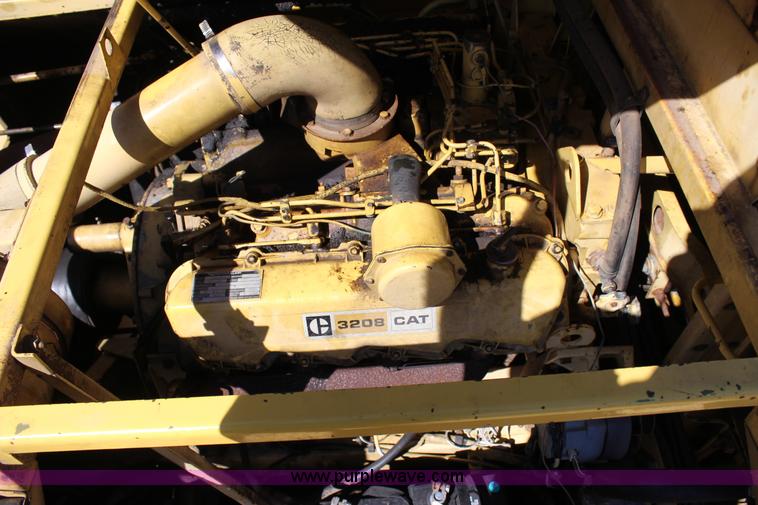 image for item J4314 1982 New Holland TR85 RWA combine