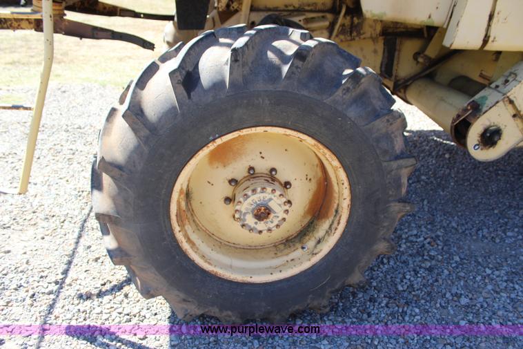 image for item J4314 1982 New Holland TR85 RWA combine