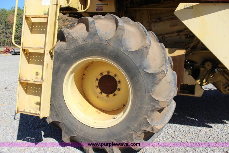 image for item J4314 1982 New Holland TR85 RWA combine