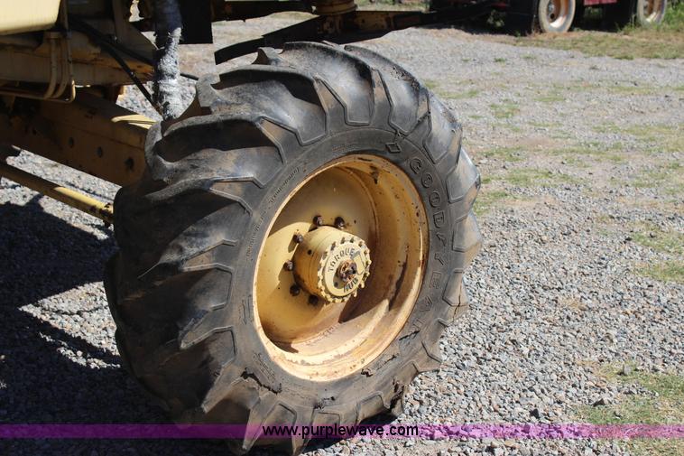 image for item J4314 1982 New Holland TR85 RWA combine