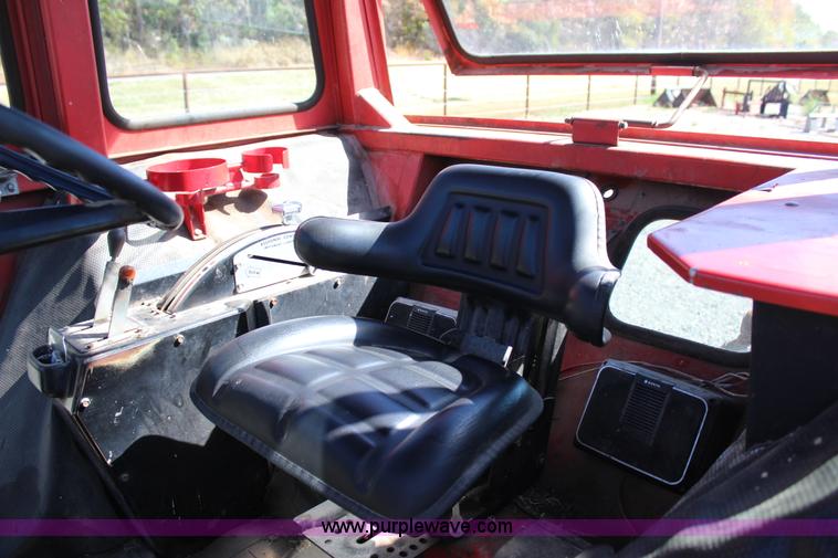 image for item J4322 1975 Massey-Ferguson 1105 tractor