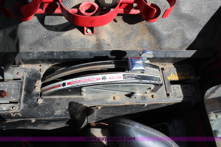 image for item J4322 1975 Massey-Ferguson 1105 tractor