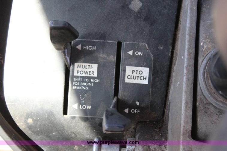 image for item J4322 1975 Massey-Ferguson 1105 tractor