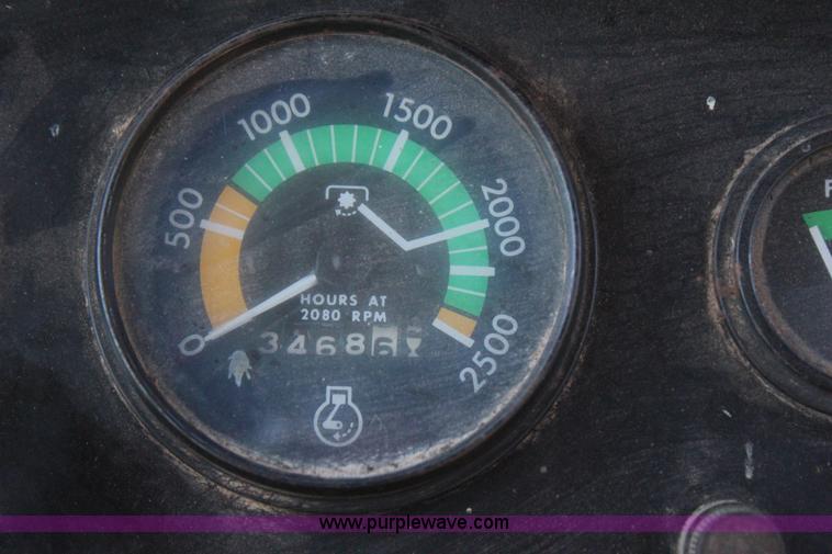 image for item J4322 1975 Massey-Ferguson 1105 tractor