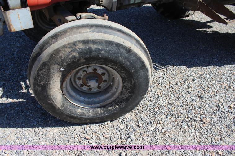 image for item J4322 1975 Massey-Ferguson 1105 tractor