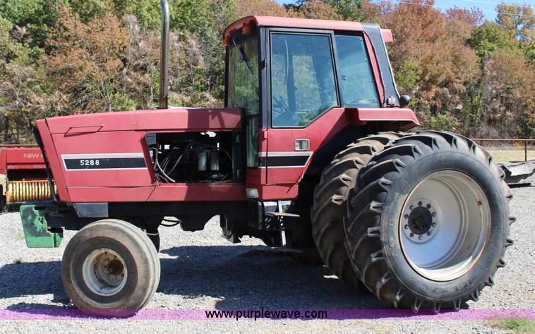 image for item J4327 1981 International 5288 tractor