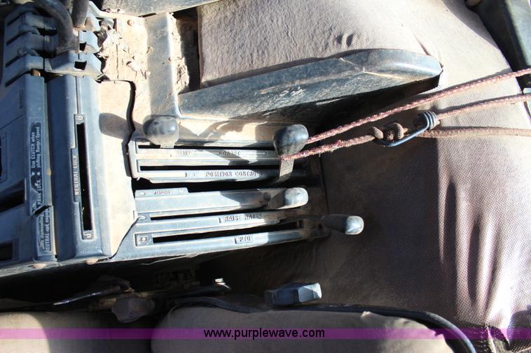 image for item J4327 1981 International 5288 tractor