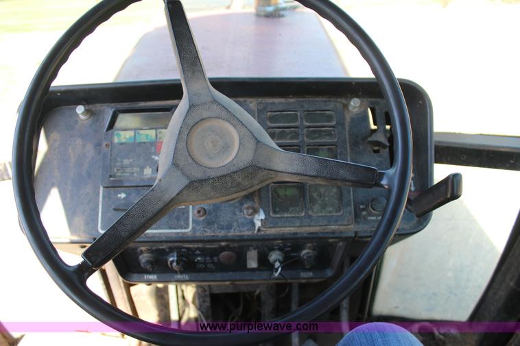 image for item J4327 1981 International 5288 tractor