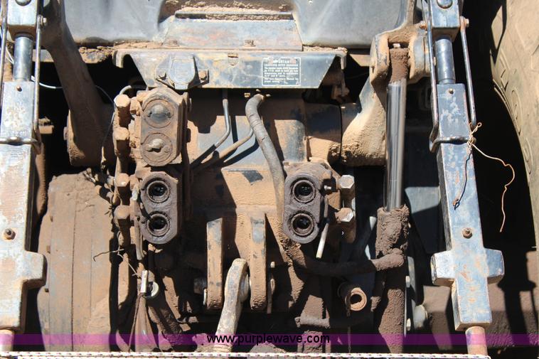 image for item J4327 1981 International 5288 tractor