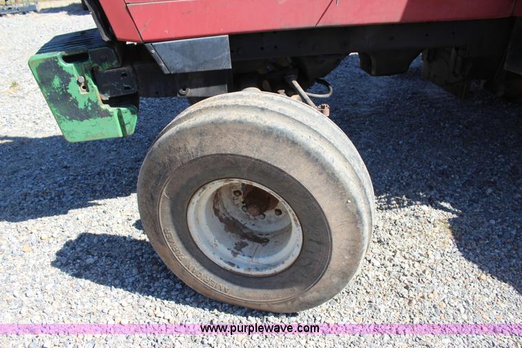 image for item J4327 1981 International 5288 tractor