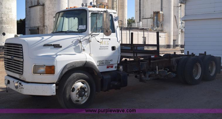 image for item J7088 1992 Ford LA9000 AeroMax 106 truck cab and chassis