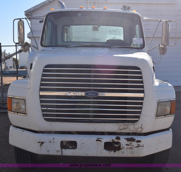 image for item J7088 1992 Ford LA9000 AeroMax 106 truck cab and chassis