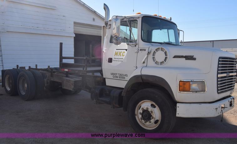 image for item J7088 1992 Ford LA9000 AeroMax 106 truck cab and chassis