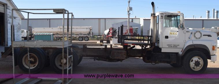 image for item J7088 1992 Ford LA9000 AeroMax 106 truck cab and chassis