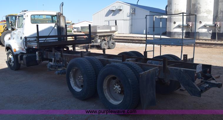 image for item J7088 1992 Ford LA9000 AeroMax 106 truck cab and chassis