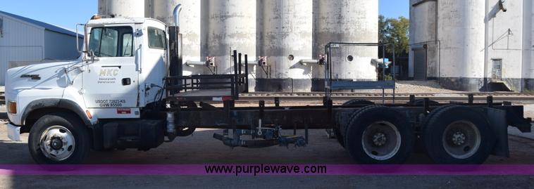 image for item J7088 1992 Ford LA9000 AeroMax 106 truck cab and chassis