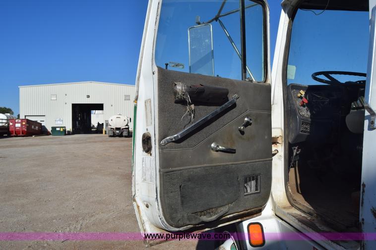 image for item J7088 1992 Ford LA9000 AeroMax 106 truck cab and chassis