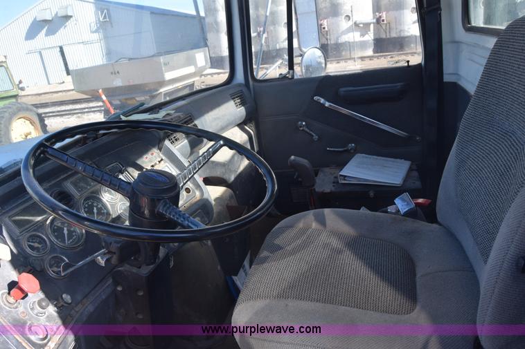 image for item J7088 1992 Ford LA9000 AeroMax 106 truck cab and chassis