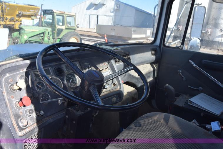 image for item J7088 1992 Ford LA9000 AeroMax 106 truck cab and chassis