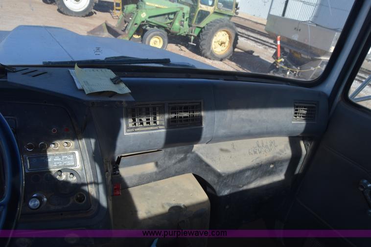 image for item J7088 1992 Ford LA9000 AeroMax 106 truck cab and chassis